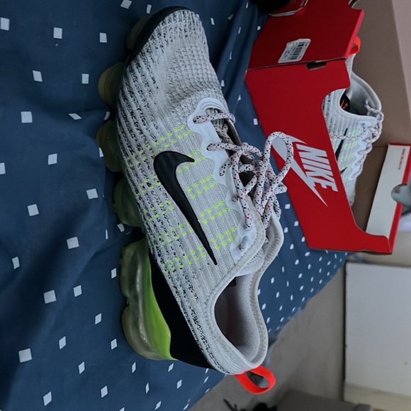 size 7 youth NIKE air vapormaxs. lightly worn, still in tact, like new. - Picture 7 of 7